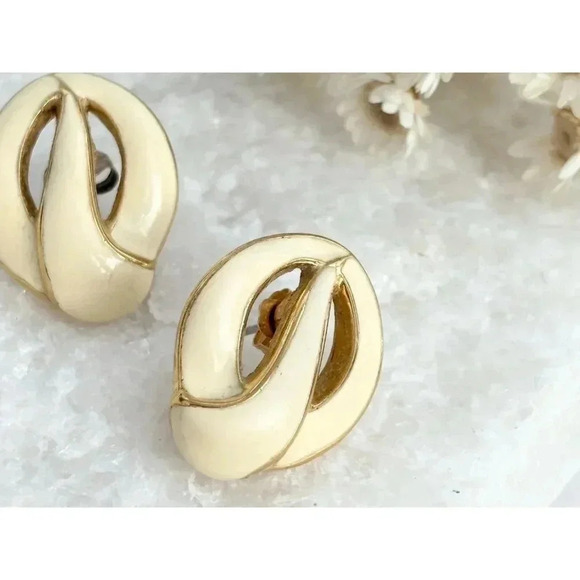 Monet Signed Gold Toned Cream Enamel Beautiful Vintage Clip On Earrings - Picture 3 of 6